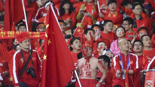 文章写道：TA了解到，滕哈赫的帅位几乎没有什么危险——不仅是因为财务限制、缺乏明显/优秀的可用球员，拉特克利夫即将到来的投资也意味着荷兰人将继续担任主帅，至少目前是这样。